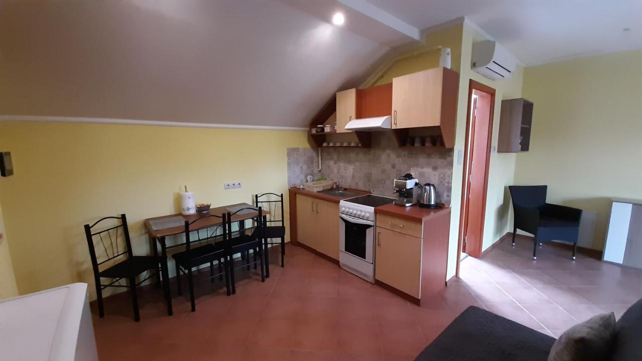 Rozmaring Apartmanok Jula Exterior foto