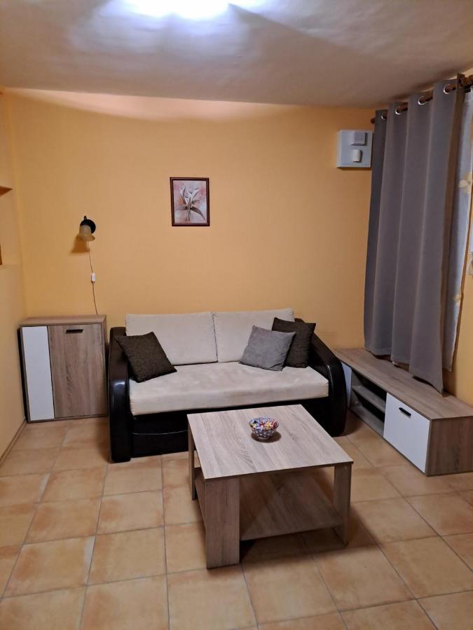 Rozmaring Apartmanok Jula Exterior foto