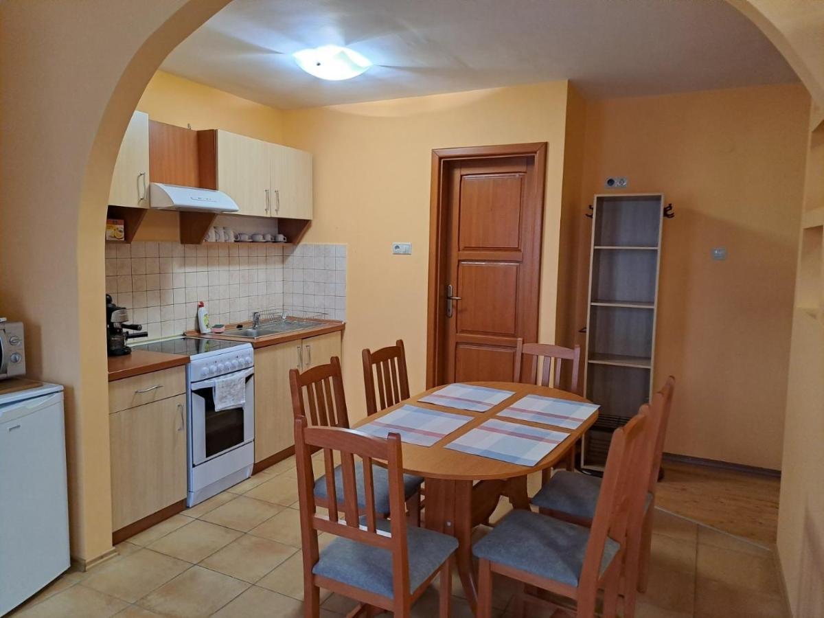 Rozmaring Apartmanok Jula Exterior foto
