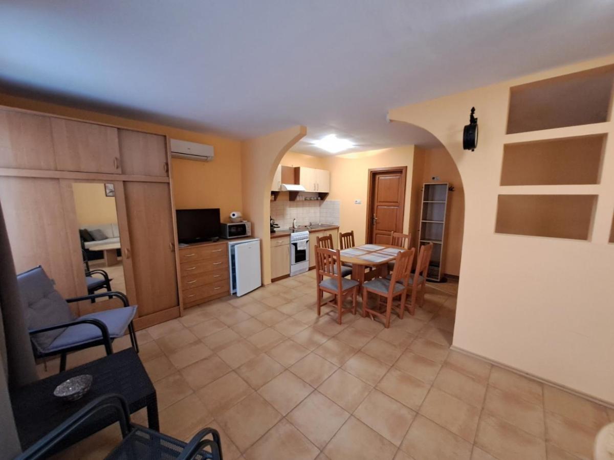 Rozmaring Apartmanok Jula Exterior foto